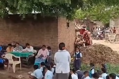 जर्जर स्कूल, सत्र का पहला दिन  बच्चों ने पेड़ की छॉव में निकाला