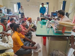 MP News: जमीन पर बैठ गए किसान... खाद की किल्लत को लेकर कांग्रेस नेता कर रहे हैं शिकायत MP News: जमीन पर बैठ गए किसान... खाद की किल्लत को लेकर कांग्रेस नेता कर रहे हैं शिकायत