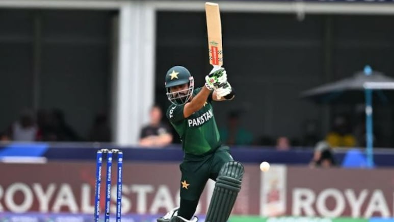 Babar Azam: सब उठा रहे बाबर पर उंगली, इसी बीच पाक कप्तान ने कर दिया बड़ा कारनामा, धोनी को पछाड़कर बने नबर-1