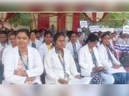 CHO strike: कम्युनिटी हेल्थ ऑफिसर की अनिश्चितकालीन हड़ताल, तीन सूत्रीय मांगों को लेकर दिया धरना CHO strike: कम्युनिटी हेल्थ ऑफिसर की अनिश्चितकालीन हड़ताल, तीन सूत्रीय मांगों को लेकर दिया धरना