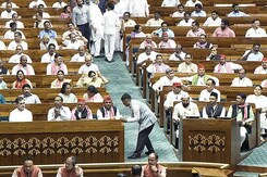 Om Birla ने संसद में किया Emergency का जिक्र, सदन में मचा हंगामा Om Birla ने संसद में किया Emergency का जिक्र, सदन में मचा हंगामा