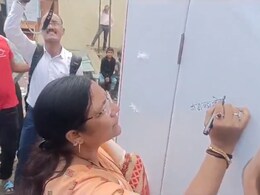 Union Minister Misspells 'Beti Padhao, Beti Bachao', Congress Slams BJP Union Minister Misspells 'Beti Padhao, Beti Bachao', Congress Slams BJP