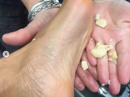 प्रियंका चोपड़ा के पैर पर रगड़ी जा रही थीं लहसुन की कलियां, फैन्स बोले मैडम इससे क्या होगा ? प्रियंका चोपड़ा के पैर पर रगड़ी जा रही थीं लहसुन की कलियां, फैन्स बोले मैडम इससे क्या होगा ?