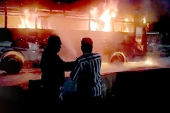 Buldana Bus Fire: दूल्हा-दुल्हन थे अंदर और जलने लगी चलती Bus, Maharashtra के बुलढाणा का हादसा Buldana Bus Fire: दूल्हा-दुल्हन थे अंदर और जलने लगी चलती Bus, Maharashtra के बुलढाणा का हादसा