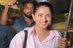 <i>Barish Ho Rahi Hai</i>: Navya Nanda To Paps When Asked To Pose <i>Barish Ho Rahi Hai</i>: Navya Nanda To Paps When Asked To Pose