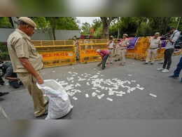 दिल्ली की सड़कों पर झाड़ू से क्यों बटोरे गए 'नोट'? दिल्ली की सड़कों पर झाड़ू से क्यों बटोरे गए 'नोट'?