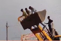 धार: केंद्रीय राज्य मंत्री सावित्री ठाकुर का बुलडोजर से किया गया स्वागत धार: केंद्रीय राज्य मंत्री सावित्री ठाकुर का बुलडोजर से किया गया स्वागत