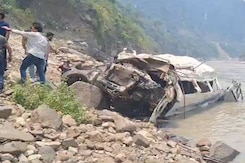 8 Dead As Tempo Traveller Carrying 23 People Falls Into Gorge In Uttarakhand 8 Dead As Tempo Traveller Carrying 23 People Falls Into Gorge In Uttarakhand