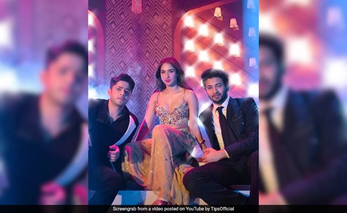 <i>Ishq Vishk Rebound</i> Review: Pashmina Roshan, In Her Bollywood Debut, Is The Film's Primary Focus Of Attention