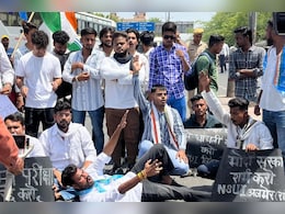 नीट परीक्षा में हुई धांधली को लेकर NSUI का जोरदार प्रदर्शन, पुलिस से धक्कामुक्की के बाद एक छात्र नेता हिरासत में नीट परीक्षा में हुई धांधली को लेकर NSUI का जोरदार प्रदर्शन, पुलिस से धक्कामुक्की के बाद एक छात्र नेता हिरासत में