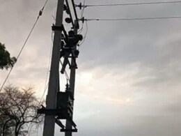 लाइनमैन की मौत मामले में सामने आई बड़ी चूक, JEN पर गिरी राज, 6 घंटे तक खंभे पर लटका रहा था शव