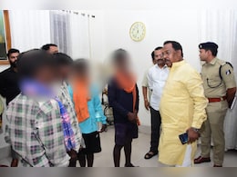 Chhattisgarh News: राजस्थान में बंधक बनकर काम कर रहे युवकों को छुड़ाने में सफल रहा प्रशासन, कैबिनेट मंत्री नेताम ने की मुलाकात Chhattisgarh News: राजस्थान में बंधक बनकर काम कर रहे युवकों को छुड़ाने में सफल रहा प्रशासन, कैबिनेट मंत्री नेताम ने की मुलाकात