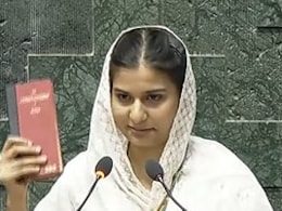 हाथ में संविधान की कॉपी लेकर लोकसभा पहुंचीं इकरा हसन, कुछ इस अंदाज में ली सांसद पद की शपथ हाथ में संविधान की कॉपी लेकर लोकसभा पहुंचीं इकरा हसन, कुछ इस अंदाज में ली सांसद पद की शपथ