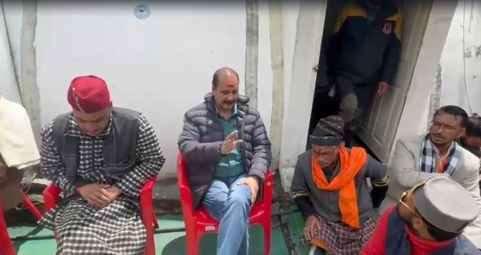 State Official Held 'Hostage' By Angry Priests, Locals At Kedarnath Dham