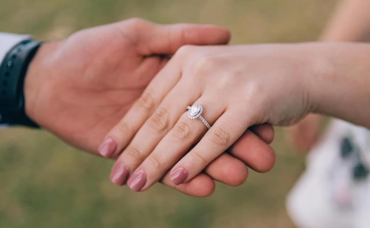 अमेरिकी चुनाव में मंगेतर ने किया वोट डालने से इनकार, तो सगाई तोड़ने पर आमादा हुई युवती, पूछा क्या ये ओवर ड्रामेटिक है