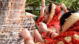 Vat Savitri Vrat: वट सावित्री व्रत आज, पूजा के लिए जरूरी सामग्री की लिस्ट पर डाल लीजिए नज़र...