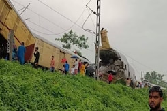 West Bengal Train Accident: कंचनजंगा एक्सप्रेस को मालगाड़ी ने मारी टक्कर, उड़ गए परखच्चे! West Bengal Train Accident: कंचनजंगा एक्सप्रेस को मालगाड़ी ने मारी टक्कर, उड़ गए परखच्चे!