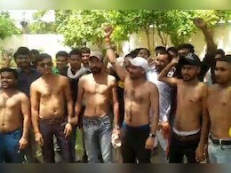 Dholpur: महिला आरक्षण के खिलाफ युवाओं का अर्धनग्न प्रदर्शन, राज्य सरकार पर सौतेला व्यवहार करने का आरोप