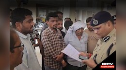 Crime: बेटी का शव लेकर कमिश्नर के पास पहुंचे परिजन, जानें क्या है पूरा मामला