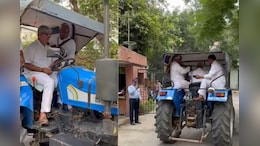 शपथ लेने के लिए ट्रैक्टर से संसद रवाना हुए सीकर सांसद, अमराराम ने बताई वजह