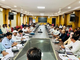 Kisan Kalyan Samiti: डीएम ने किसानों से किया वन-टू-वन, समाधान के लिए हुआ हेल्प लाइन नंबर जारी