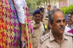 बाप के सांसद को दिल्ली पुलिस ने रास्ते में क्यों रोका बाप के सांसद को दिल्ली पुलिस ने रास्ते में क्यों रोका