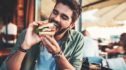 Nutritionist Shares Foods To Eat When You Are Travelling