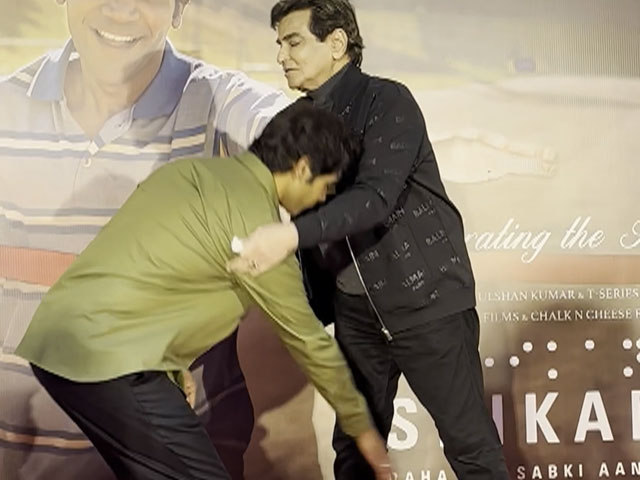 Rajkummar Rao Touches Jeetendra's Feet At <i>Srikanth</i> Success Party