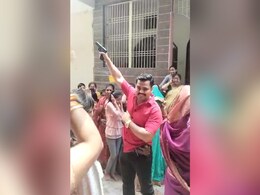 MP News:  पुलिस अधिकारी ने दुल्हन के स्वागत में लहराई पिस्टल, किए 5 फायर, Video Viral