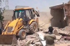 Bulldozer Justice in MP: गोमांस मिलने पर इन 11 लोगों के घरों पर चला बुलडोजर Bulldozer Justice in MP: गोमांस मिलने पर इन 11 लोगों के घरों पर चला बुलडोजर