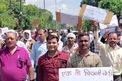 जबलपुर: पार्षद की चोरी पकड़ी तो बिजली दफ्तर में कर डाली तोड़फोड़