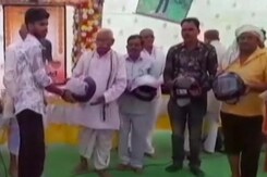 Damoh: सड़क दुर्घटना में हुई बेटे की मौत तो पिता ने बांटे हेलमेट Damoh: सड़क दुर्घटना में हुई बेटे की मौत तो पिता ने बांटे हेलमेट
