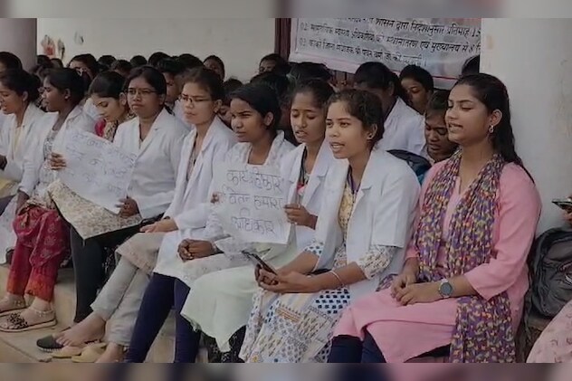 स्वास्थ्य कर्मचारी तीन सूत्रीय मांगों को लेकर हड़ताल पर बैठी हुईं. स्वास्थ्य कर्मचारी तीन सूत्रीय मांगों को लेकर हड़ताल पर बैठी हुईं.