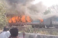 Fire Breaks Out In 4 Coaches Of Taj Express In Delhi Fire Breaks Out In 4 Coaches Of Taj Express In Delhi
