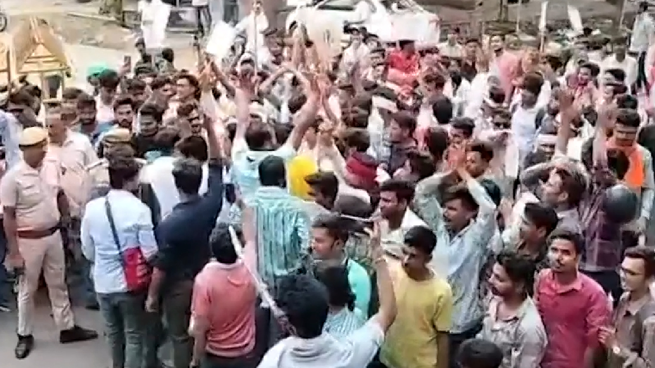 महिला आरक्षण को लेकर छात्रों ने जिला मुख्यालय पर किया प्रदर्शन