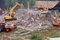 YSRCP Office Demolition: Jagan Mohan Reddy की पार्टी के दफ़्तर पर चला Bulldozer | NDTV India YSRCP Office Demolition: Jagan Mohan Reddy की पार्टी के दफ़्तर पर चला Bulldozer | NDTV India