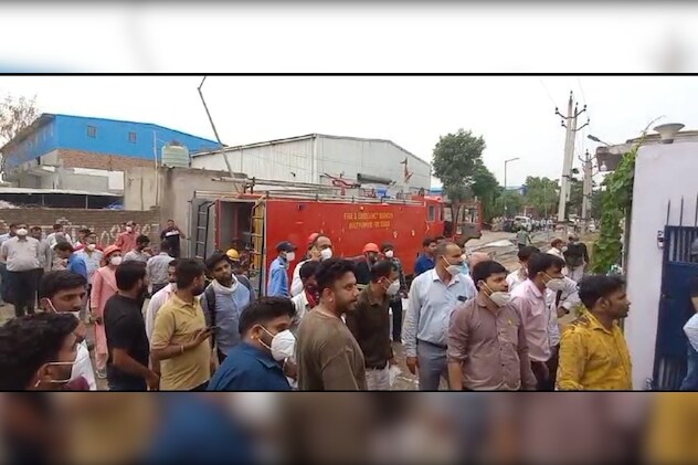 घटनास्थल पर जुटी लोगों की भीड़. घटनास्थल पर जुटी लोगों की भीड़.