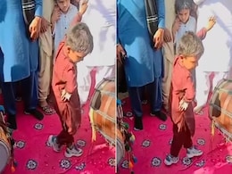 नन्हें डांसर ने जमा दी महफिल, ढोल की धुन पर किया ऐसा डांस, लोग बोले- बड़ा होकर माइकल जैक्सन से भी आगे निकलेगा नन्हें डांसर ने जमा दी महफिल, ढोल की धुन पर किया ऐसा डांस, लोग बोले- बड़ा होकर माइकल जैक्सन से भी आगे निकलेगा