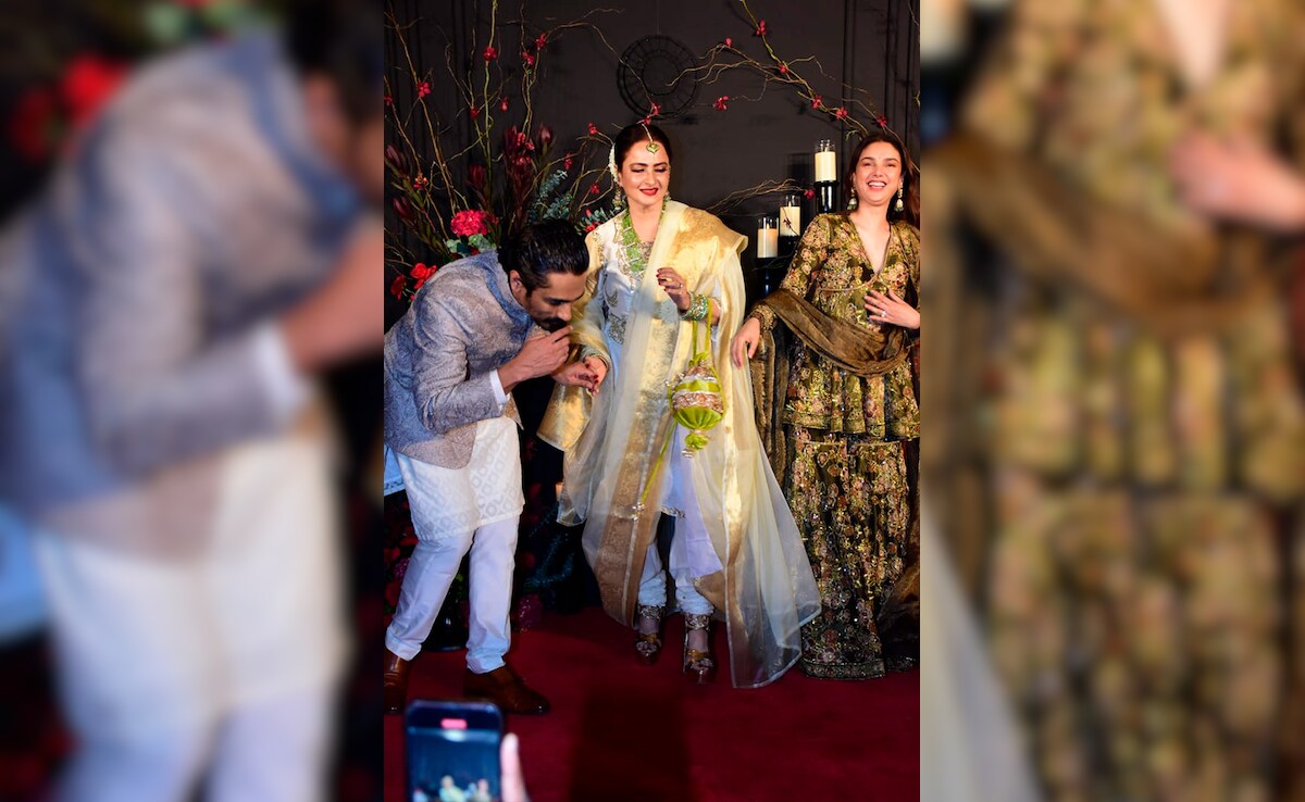 Watch: Siddharth Touches Rekha's Feet At Sonakshi Sinha And Zaheer Iqbal's Reception
