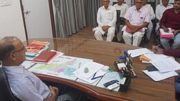 10 जून से प्रस्तावित किसानों का महापड़ाव स्थगित, प्रशासन ने एक महीने में भुगतान का दिया आश्वासन