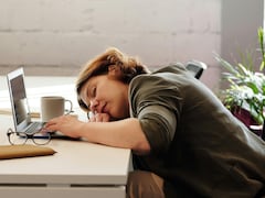 क्या आपको भी खाना खाने के तुरंत बाद नींद आती है? जानिए इसके पीछे की वजह