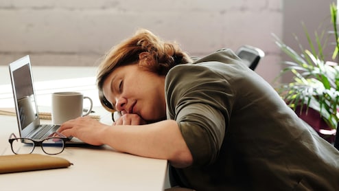 क्या आपको भी खाना खाने के तुरंत बाद नींद आती है? जानिए इसके पीछे की वजह