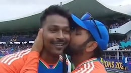 Rohit Sharma: रोहित शर्मा ने हार्दिक पंड्या को किया KISS, सोशल मीडिया पर वीडियो वायरल