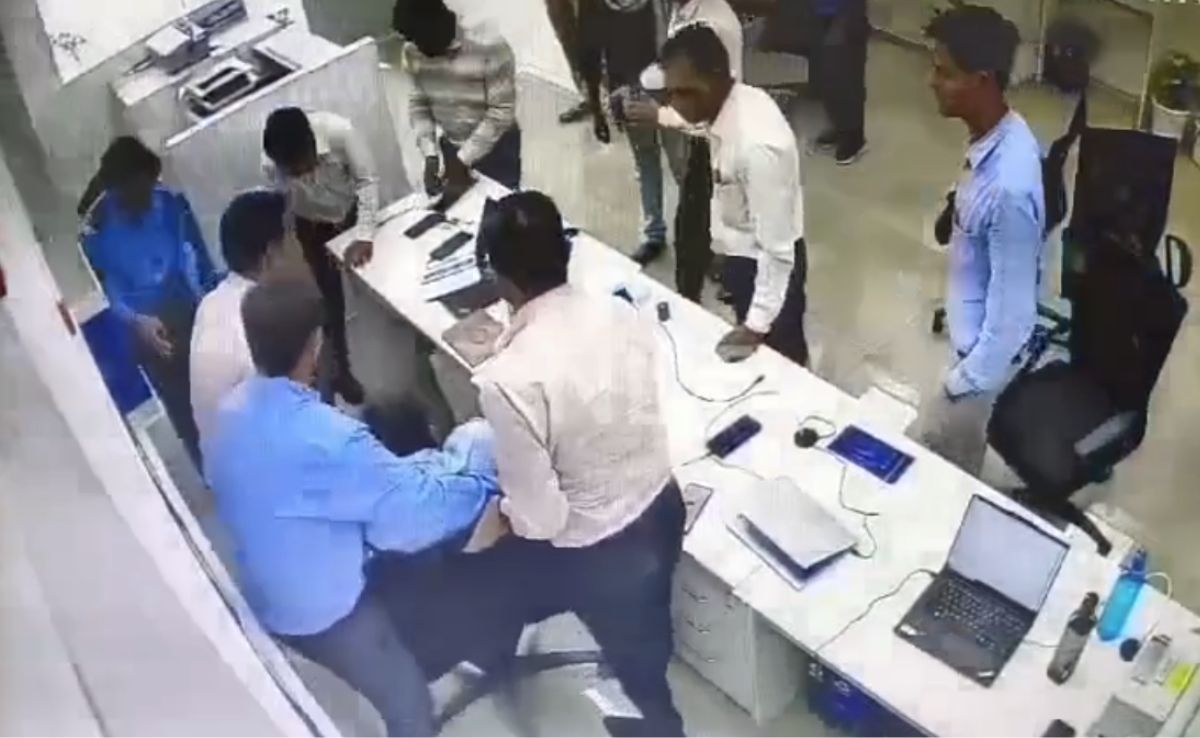 On CCTV, 30-Year-Old Employee Suffers Heart Attack, Dies At UP Bank On CCTV, 30-Year-Old Employee Suffers Heart Attack, Dies At UP Bank