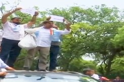 UGC-NET और NEET को लेकर शिक्षा मंत्री के घर के बाहर प्रदर्शन