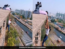 रील बनाने के लिए खतरे में डाली ज़िंदगी, लड़के का हाथ पकड़कर इमारत की छत से लटकी लड़की, Video देख लोगों ने जमकर सुनाया रील बनाने के लिए खतरे में डाली ज़िंदगी, लड़के का हाथ पकड़कर इमारत की छत से लटकी लड़की, Video देख लोगों ने जमकर सुनाया