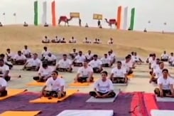 Jaisalmer, Rajasthan: रेत के समंदर में BSF जवानों ने अंतर्राष्ट्रीय योग दिवस पर किया योग Jaisalmer, Rajasthan: रेत के समंदर में BSF जवानों ने अंतर्राष्ट्रीय योग दिवस पर किया योग
