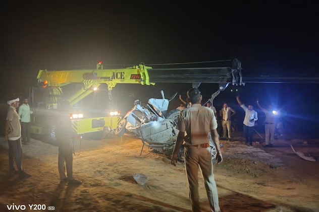 क्रेन के जरिये कार को गड्डे से निकाला गया क्रेन के जरिये कार को गड्डे से निकाला गया