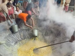 कई हजार किलो की इस कढ़ाई में 100-150 लोग मिल कर बनाते हैं खाना, देखें VIDEO