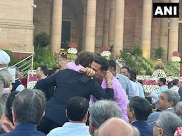 प्रधान मंत्री नरेंद्र मोदी के शपथ ग्रहण समारोह में शाहरुख खान को गले लगाते दिखे अक्षय कुमार, ये फोटो हुई वायरल प्रधान मंत्री नरेंद्र मोदी के शपथ ग्रहण समारोह में शाहरुख खान को गले लगाते दिखे अक्षय कुमार, ये फोटो हुई वायरल
